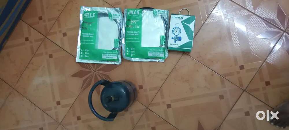 R32 gas cylinder, and R410 hose and gauge