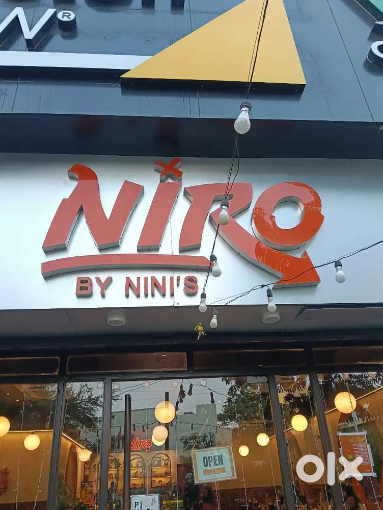 Need service staff 2 , mori-HK staff 4 in well known cafe