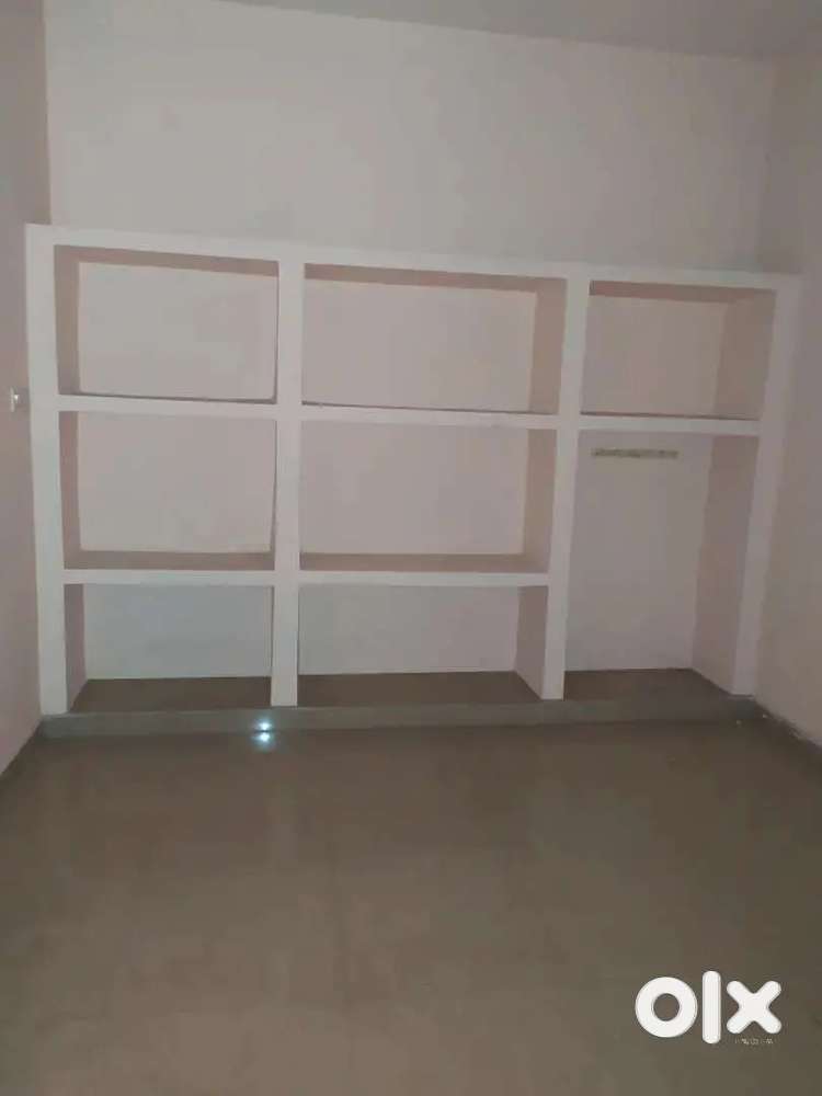 1Bhk rooms available for bachelor girls near bhatagaon chowk.