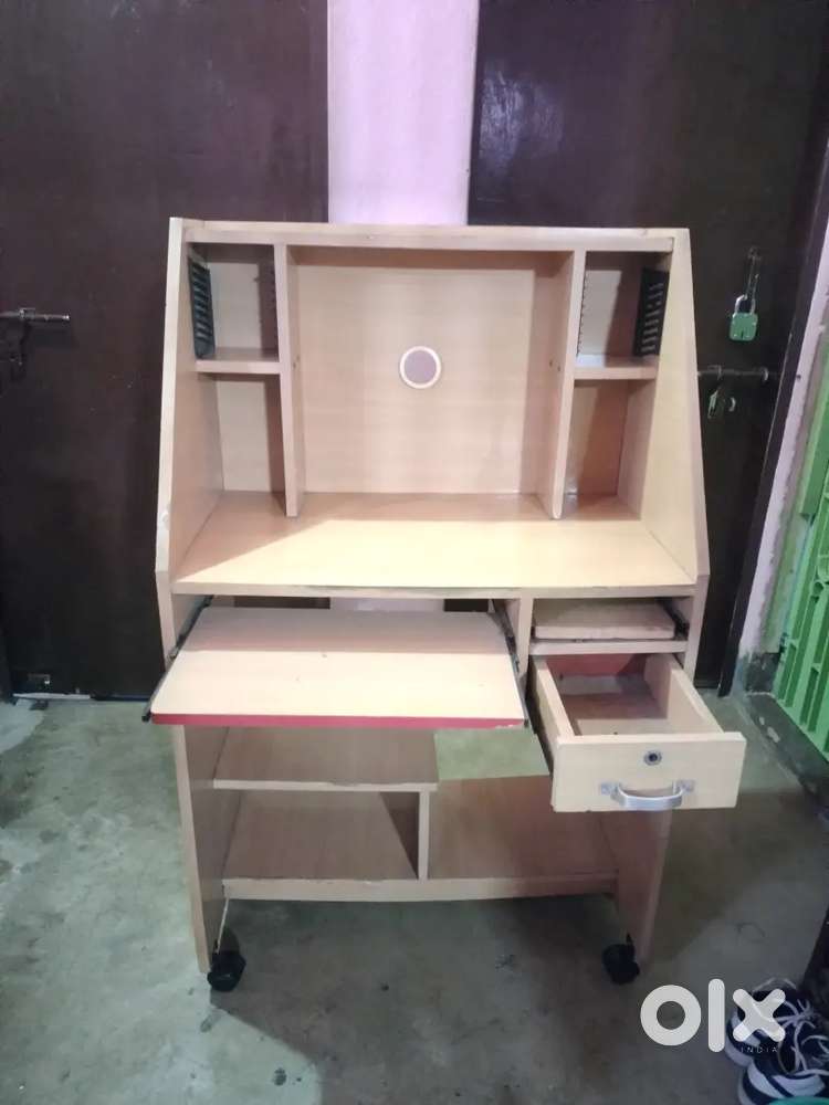 MULTIPURPOSE COMPUTER TABLE WITH MOVABLE WHEELS