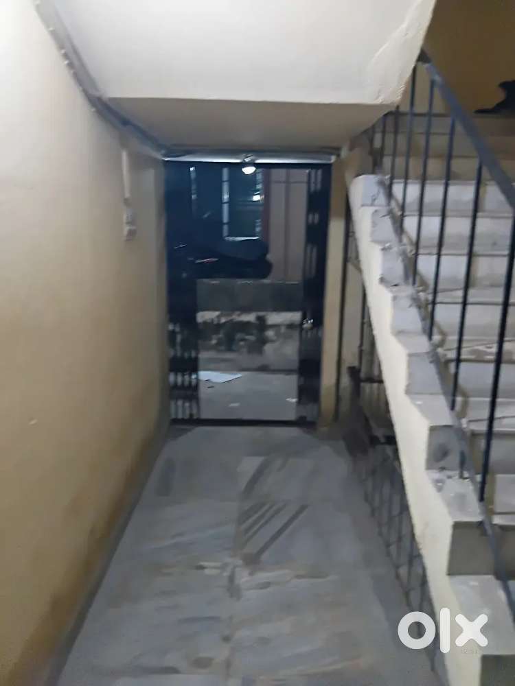 Mara flat Ground floor ma hai jo interested hai wahi contact kara