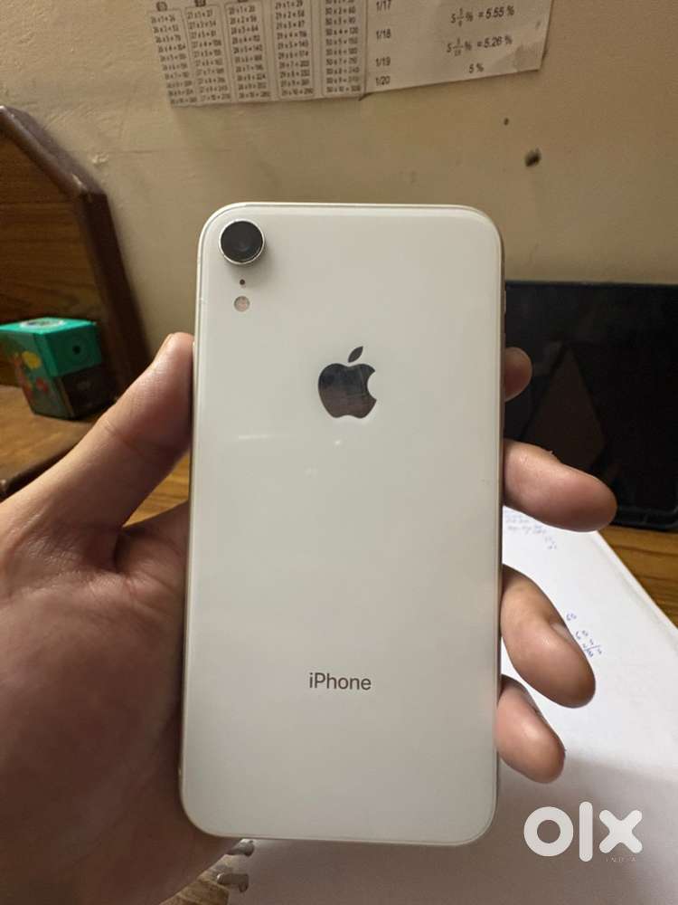 Apple Iphone Xr 64 gb variant, white.