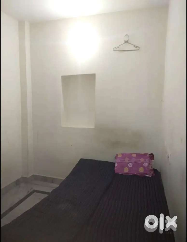 furnished room available for rent single male/ female both allowed