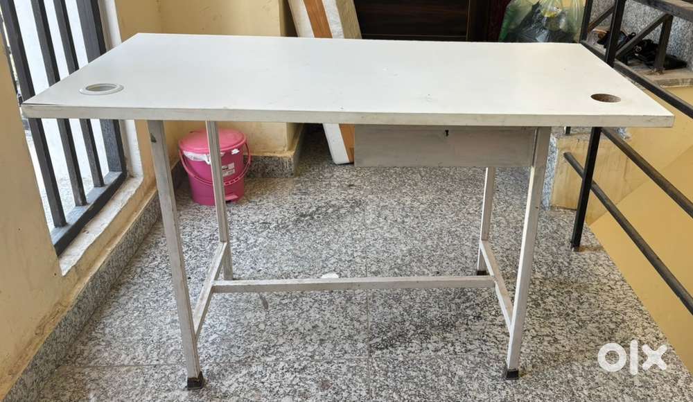 Computer table