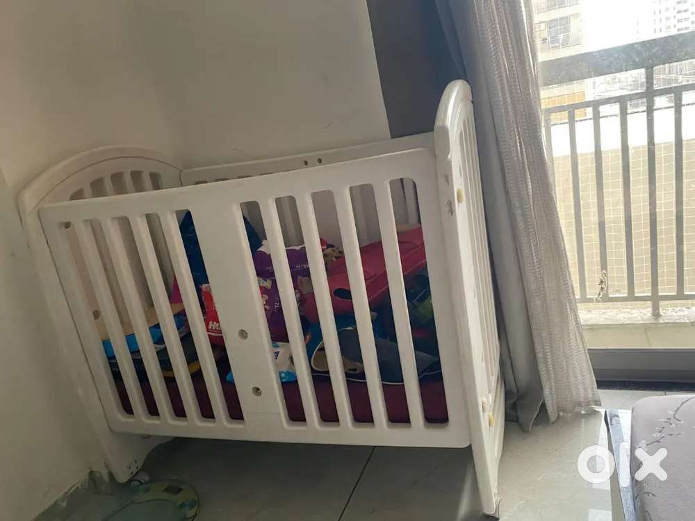 Babyhug Crib + Mattress (Convertible to Study Table)