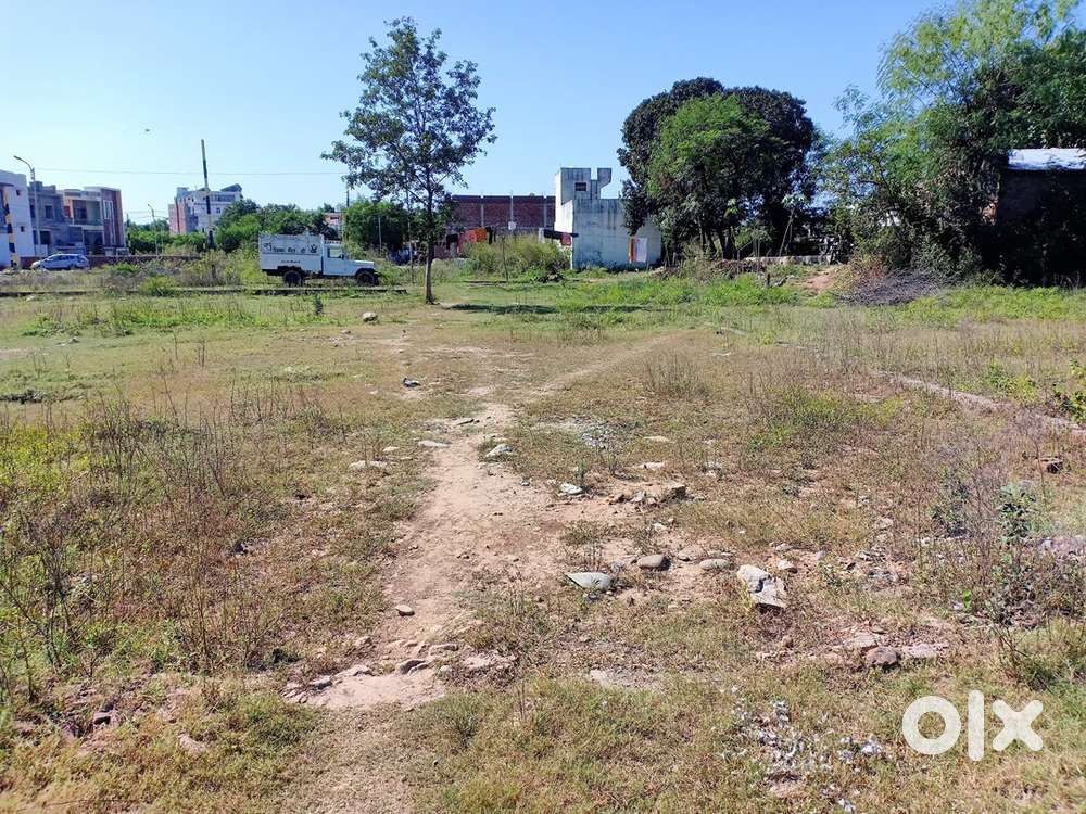 10 Marla plot in well maintained society