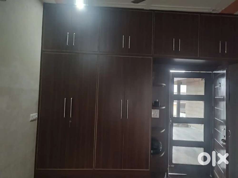 Bachelor Allowed and Owner free