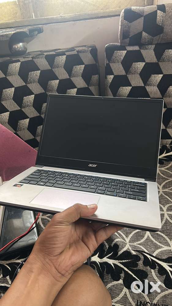 Acer leptop rizen 3 8 core 8 gb ram 512 gb ssd