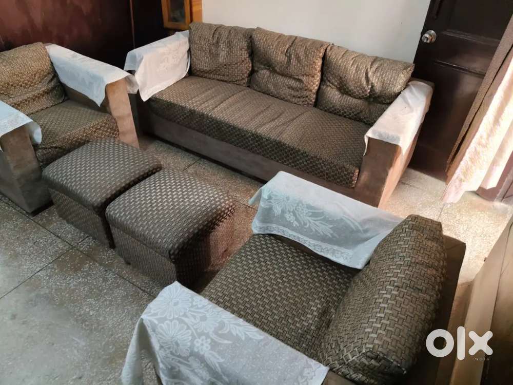 5-Seater Sofa Set with 2 Stools – Good Condition