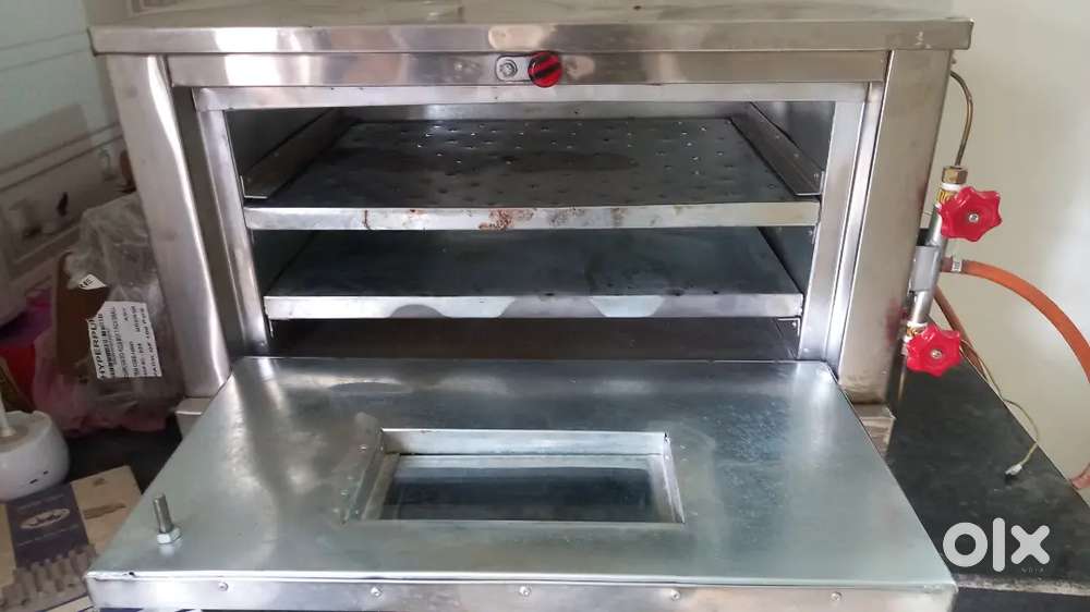 Commercial pizza oven gas operated cooks 12 pizza at a time