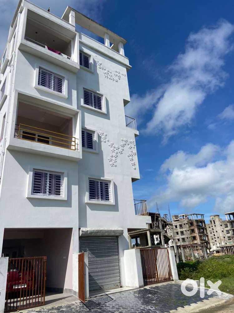 Shop available in G+4 building on street no 883, near Uniworld.