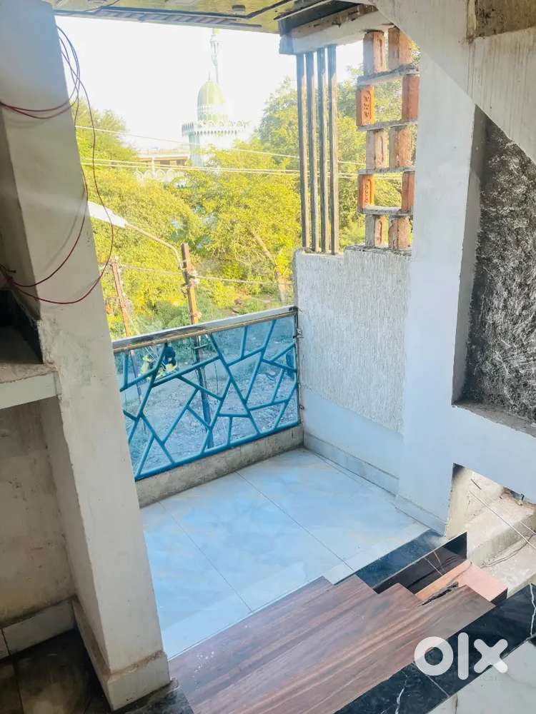 Model ground main road se 6 ghar andar hai