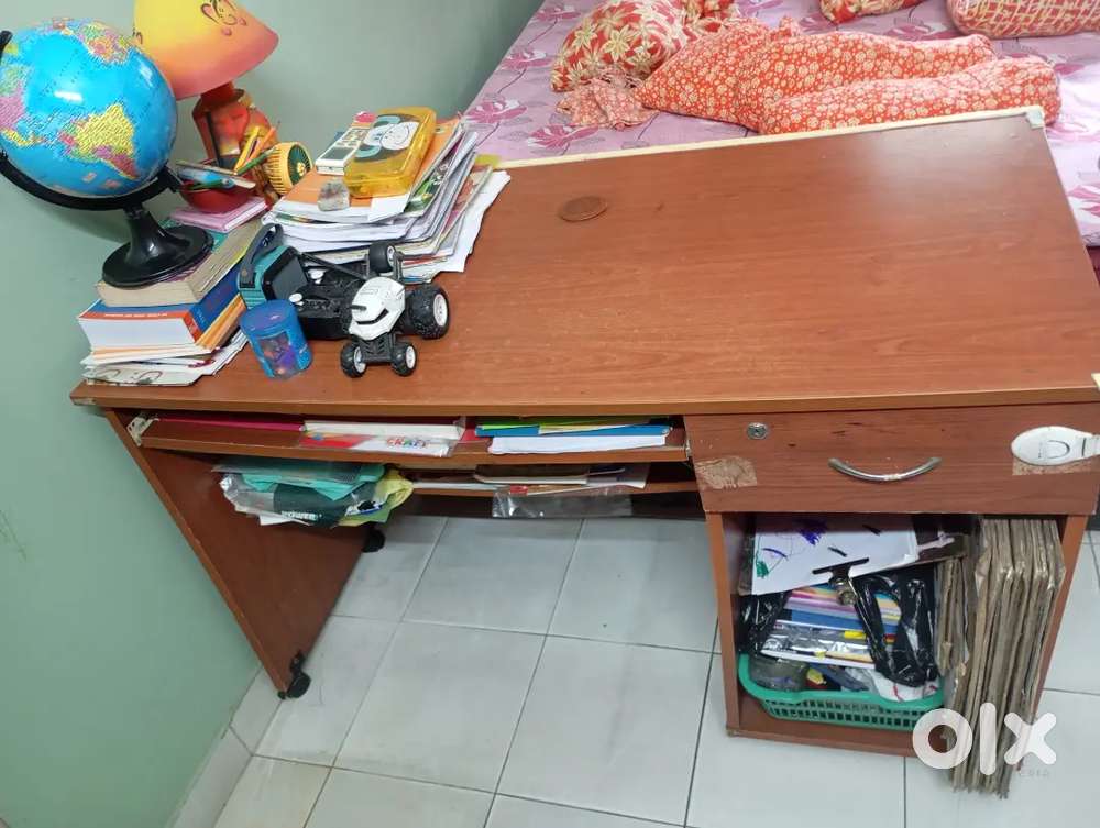 Computer table