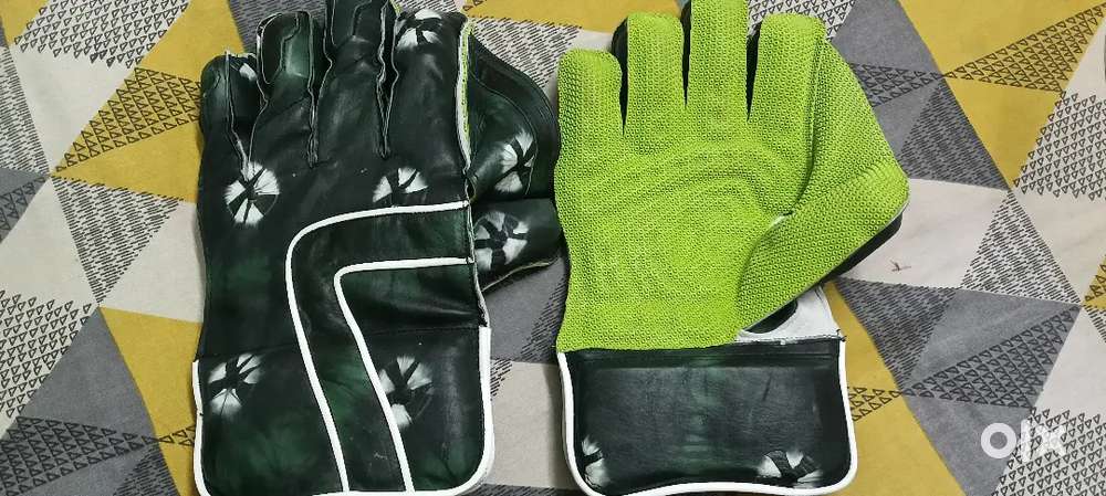 Wicket Keeping Gloves.