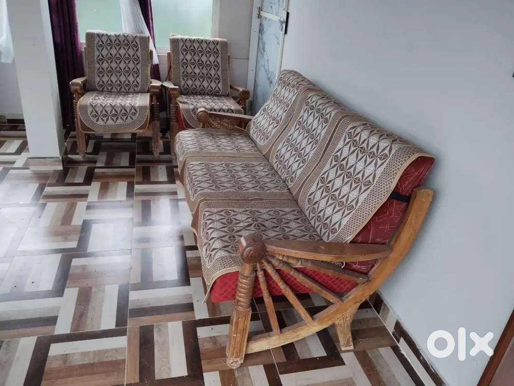 Sofa and teapoy for sale