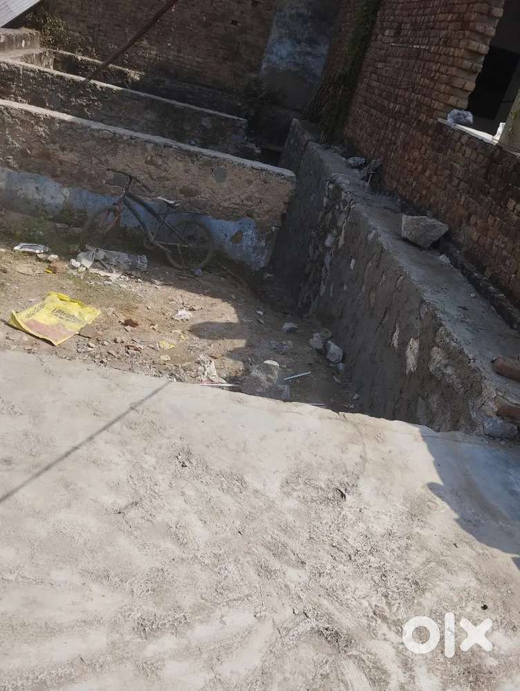 20 * 50 plot h , 5 feet niv bhri hui h