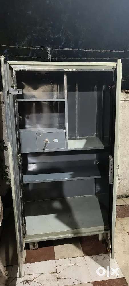 Heavy duty metal cupboard..