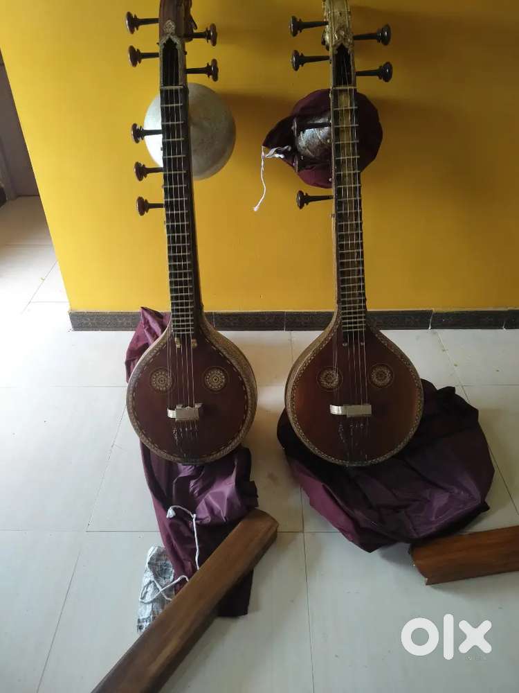 2 old Tanjore veena up for sale