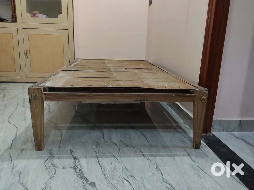 एक लकड़ी (wooden) का सिंगल साइज  का सिंपल पलंग(bed)