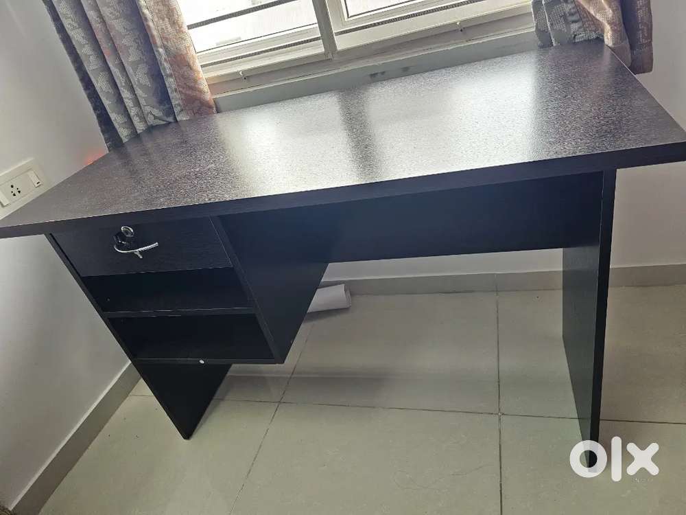 WOODEN COMPUTER/OFFICE  TABLE