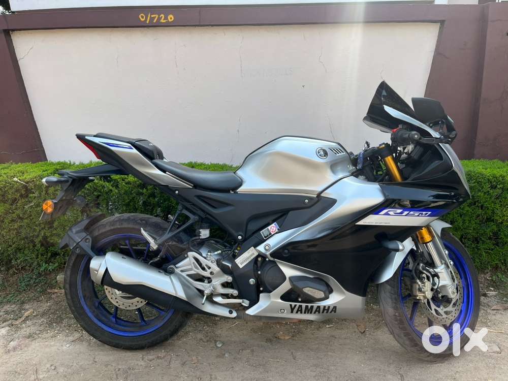 Yamaha r15 v4 2022 model neat and clean condition recently serviced