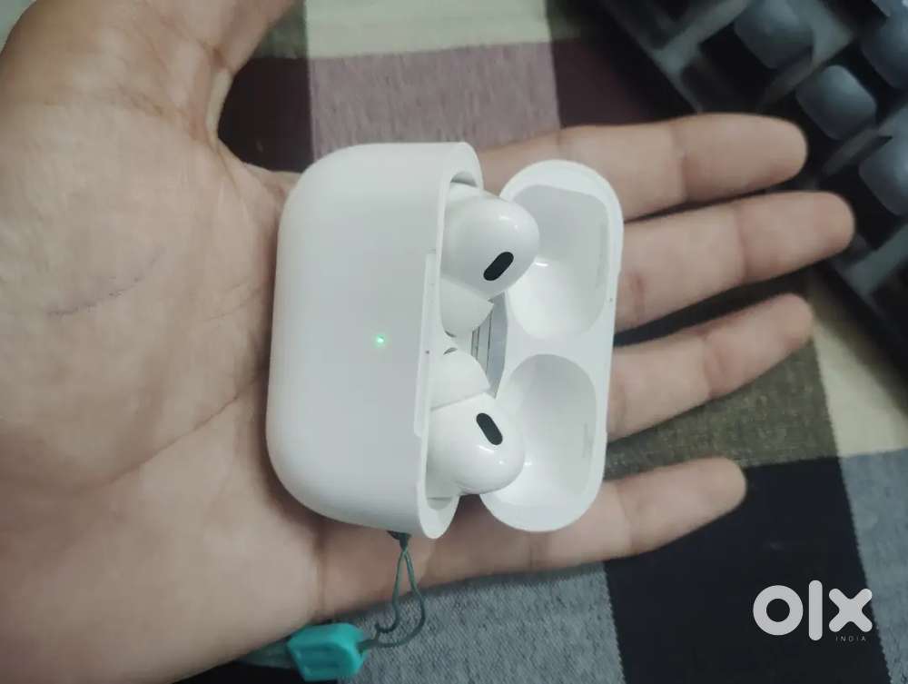 Gaming keyboard RGB and Apple airpods