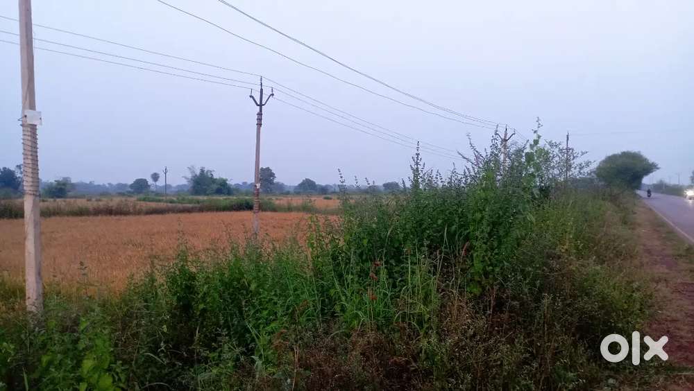 13 dismil road se laga hu 4.5 dismil