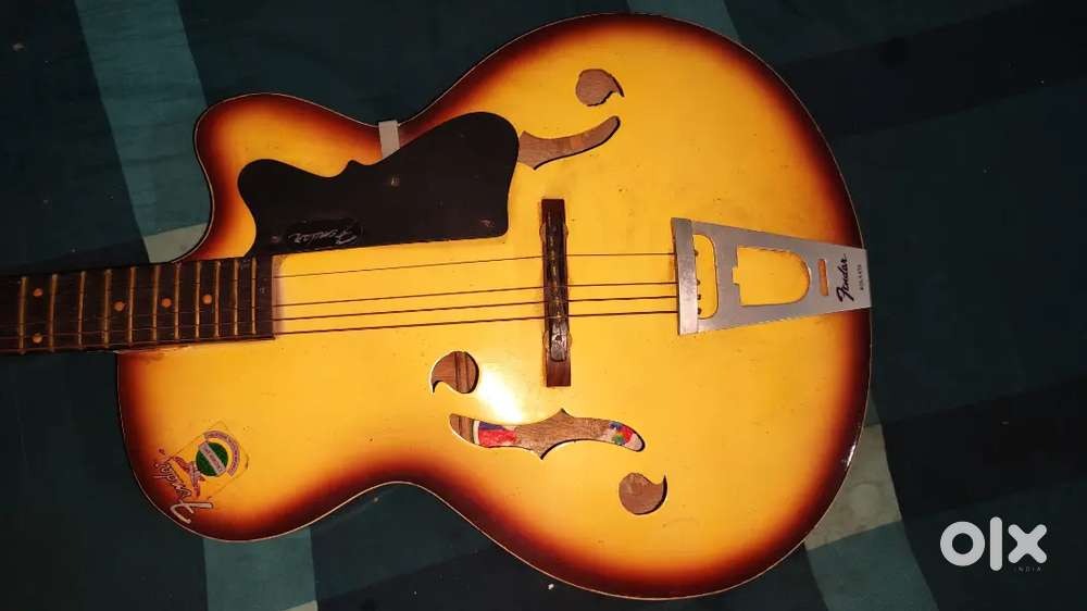 FENDER GUITAR  STRINGS BROKEN