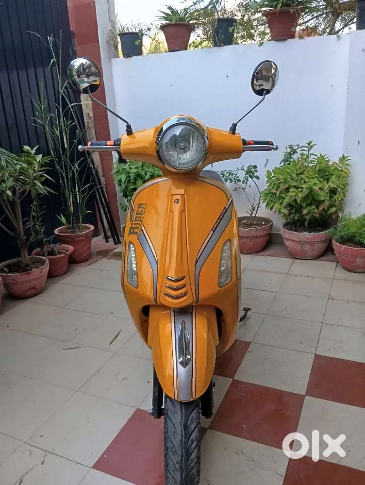 Electric scooty new condition 70 kilometres milega full charge pe