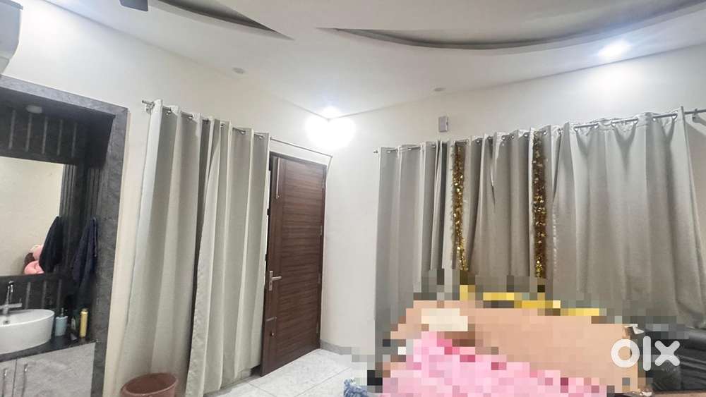 Semi furnished 3bhk kothi floor available for rent for family