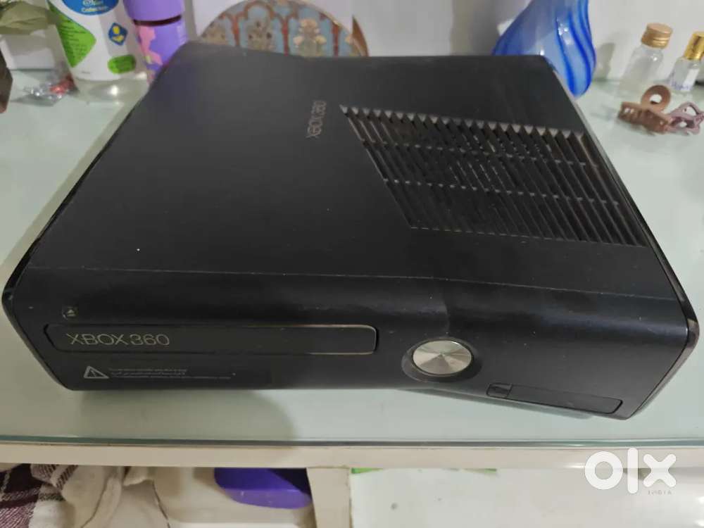 Xbox 360 (250 GB) in Excellent Condition – With Controller + 5 Games