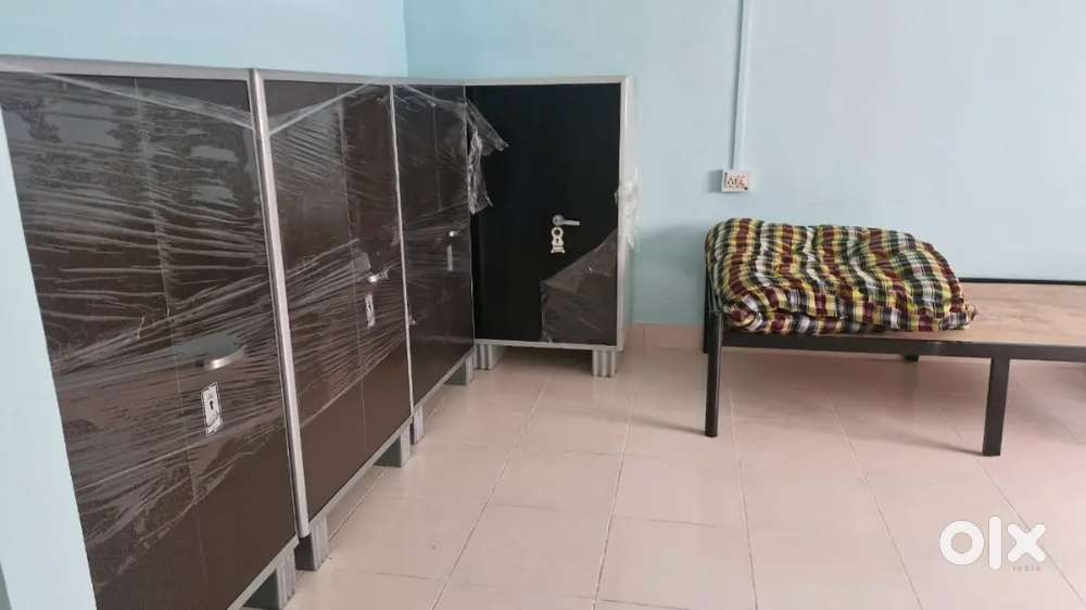 Girls & ladij Hostel