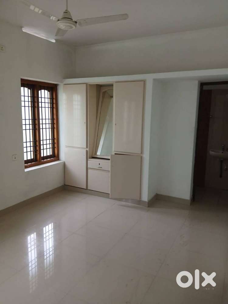 4 BHK INDEPENDENT HOUSE . 3 CAR PARKING . UNFURNISHED  FOR FAMILY ONLY