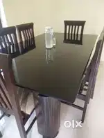 Slightly used daining table and six chaires