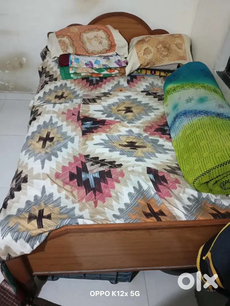 डबल बेड लोखंडी पलंग व लाकडी पलंग विकणे आहे