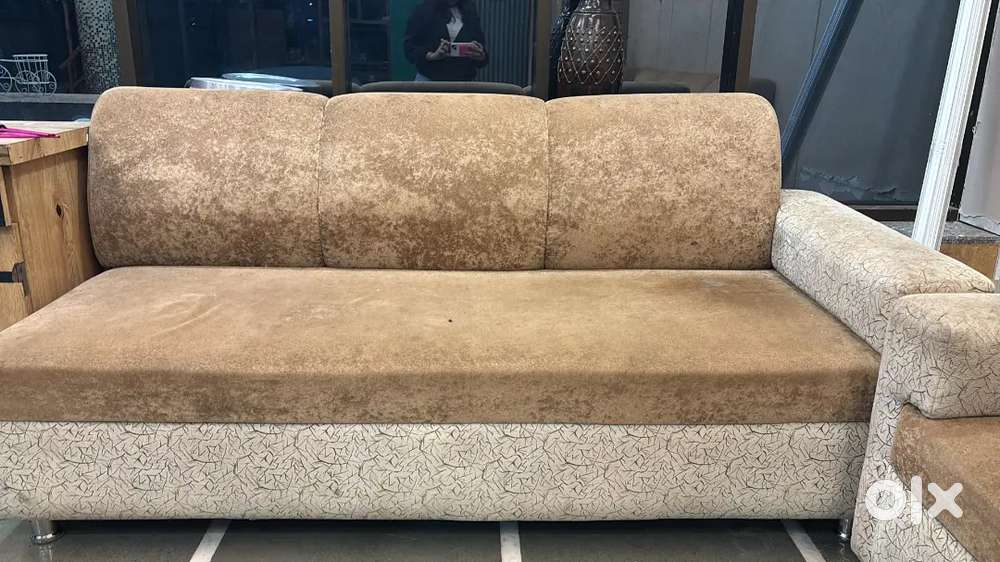 L type 6 seater sofa with 2 puffies