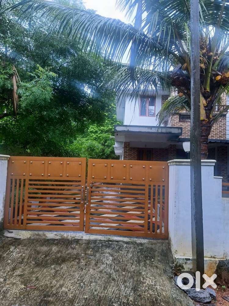 Well maintained 4 bhk 2400 sq ft house for sale near  Maniyanpara