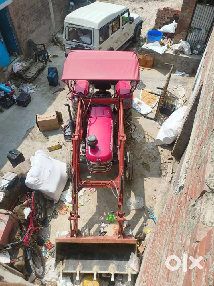 बहुत अच्छी कंडीशन है कोई दिक्कत नहीं है 98% टायर है 135 घंटा चला है बस