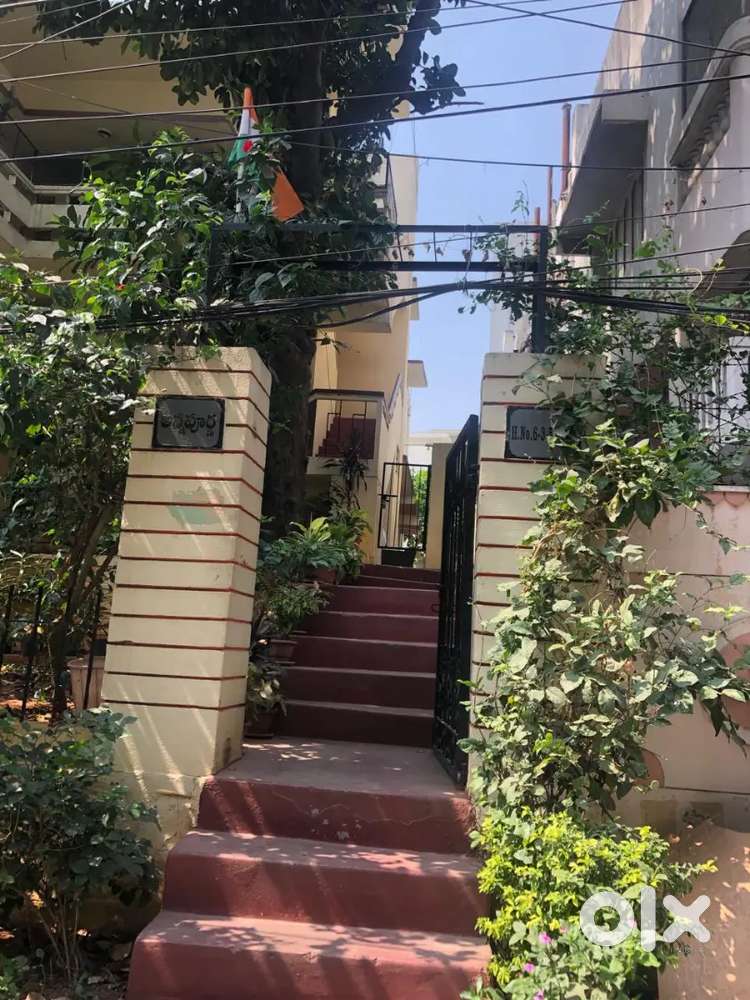 OLD INDEPENDENT HOUSE FOR SALE IN BANJARA HILLS ROAD NO-1