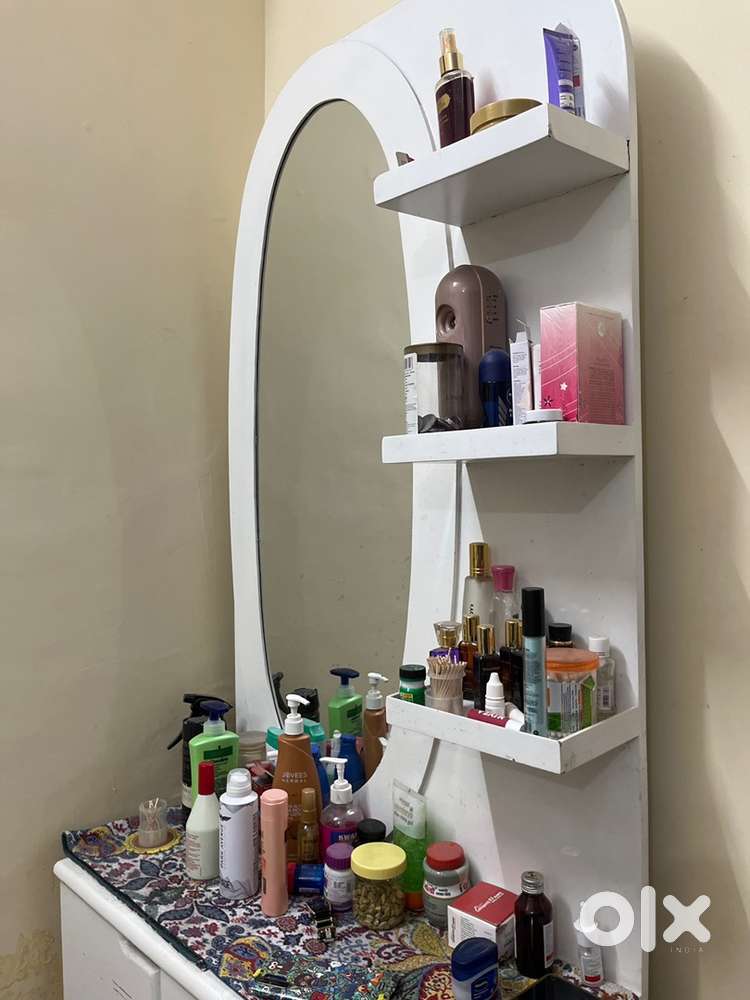 Elegant White Dressing Table with Mirror – Almost New