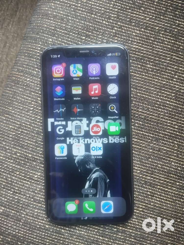 Iphone 11 ( read discription)