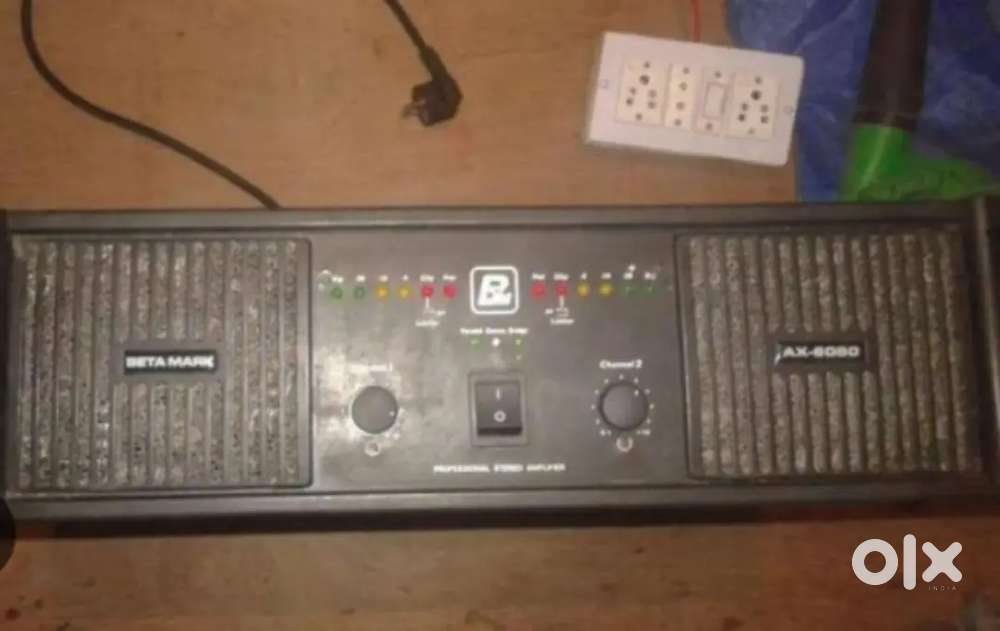 Dj  4 top 2 bass 2 amplifier 1 mixer 4 par light