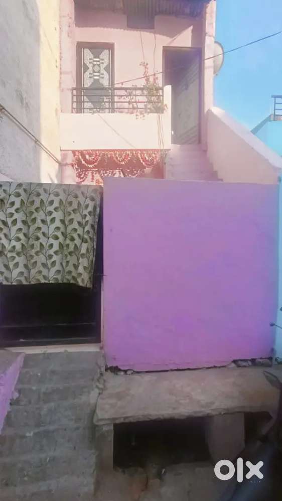 अनुपात मार्ग दुर्गा कॉलोनी में 10 बाय 46 का मकान डबल मंजिल बना हुआ है