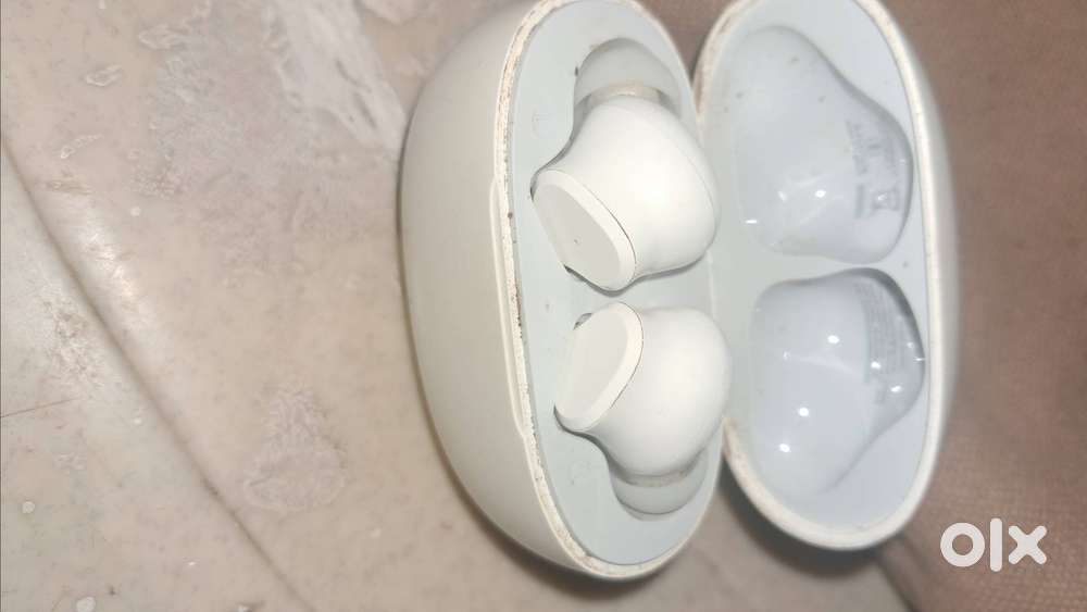 SPARINGLY USED REALME TECHLIFE T100 BUDS IN GOOD CONDITION FOR SALE