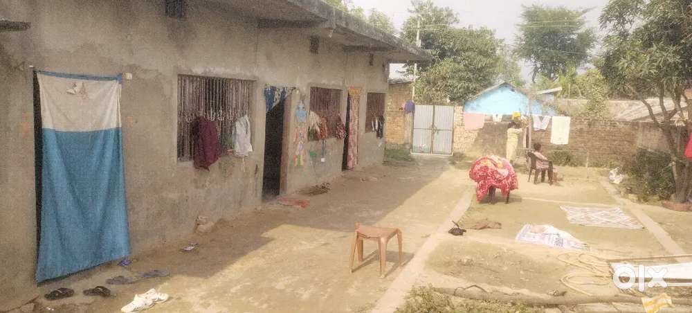 2.5 DEICMILE PLOOT 3 ROOM +2 BATHROOMS+1 HAND PUMP FOR PLAYING GROUND