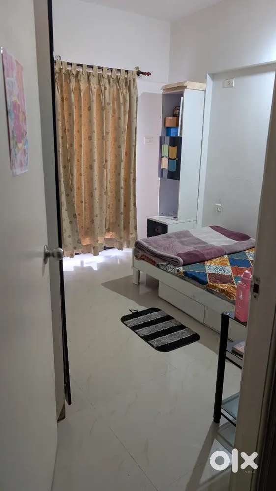 Female Flatmate required