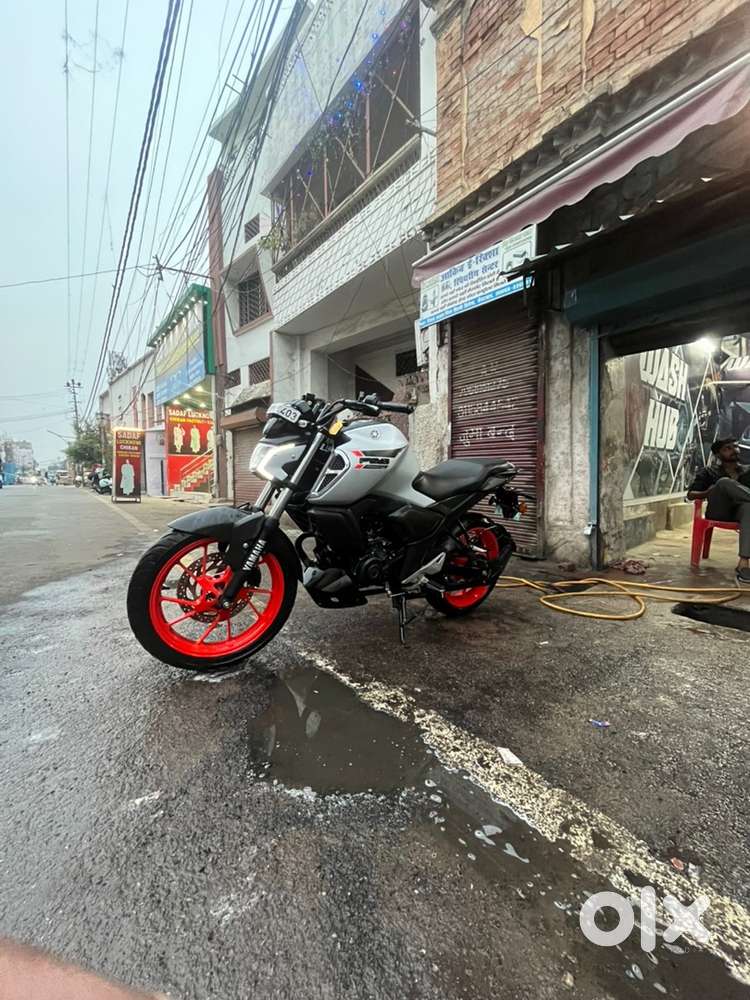 Yamaha fzs v 4 and R15