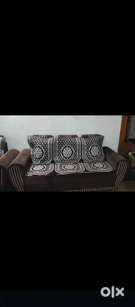 Sofa new brand only few months old its verry good and verjinal