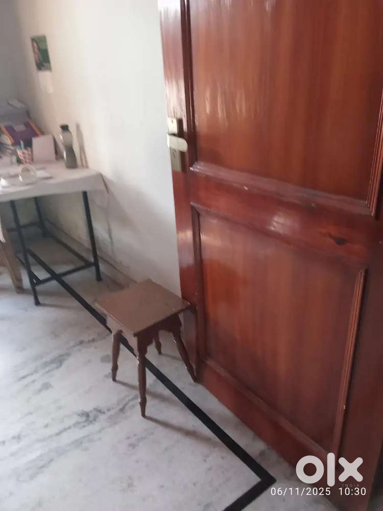 1 room available for rent. 1800/-. Kitchen available hain.