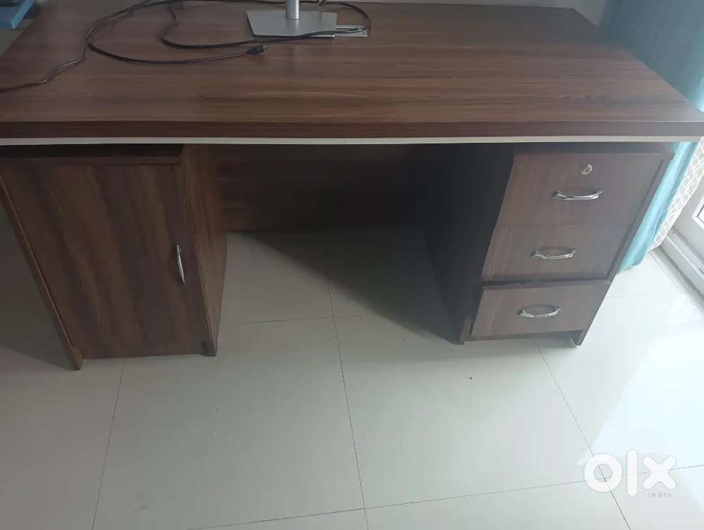 Spacious Multi-Purpose Table — Perfect for Office, Study, or Reception